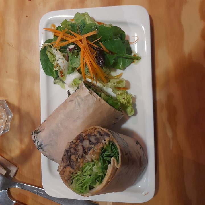 photo of Entre Pedras Café Bar Vegano Durum Burrito shared by @irmandadeantispecist on  27 Mar 2023 - review