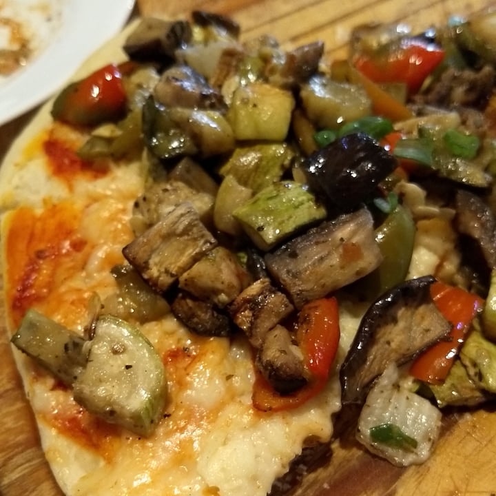 photo of El Banderín Pizza De Quesofu Y Vegetales Asados shared by @julipb on  16 Aug 2023 - review