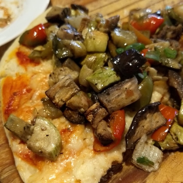 photo of El Banderín Pizza De Quesofu Y Vegetales Asados shared by @julipb on  16 Aug 2023 - review
