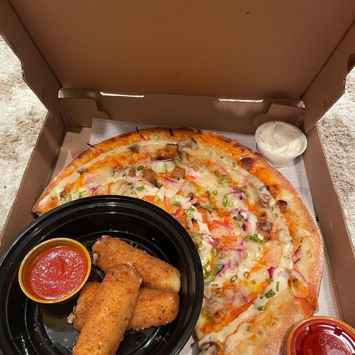 photo of Triangle Tavern Buffalo Vegan Pizza and Vegan Mozzerella sticks shared by @earthbug on  20 Jun 2023 - review