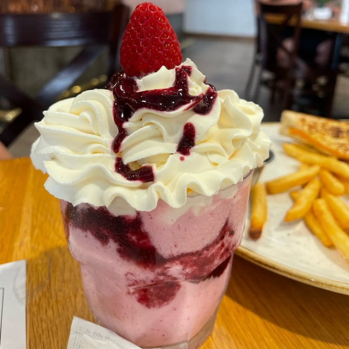 photo of Kaylee's Eatery Strawberry Milkshake shared by @sarahjeggle on  06 Jan 2023 - review