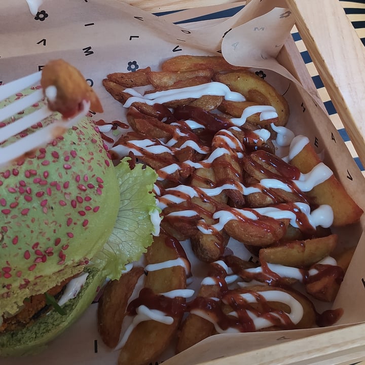 photo of Flower Burger patatas buenas shared by @bratkart0ffel on  28 Dec 2022 - review