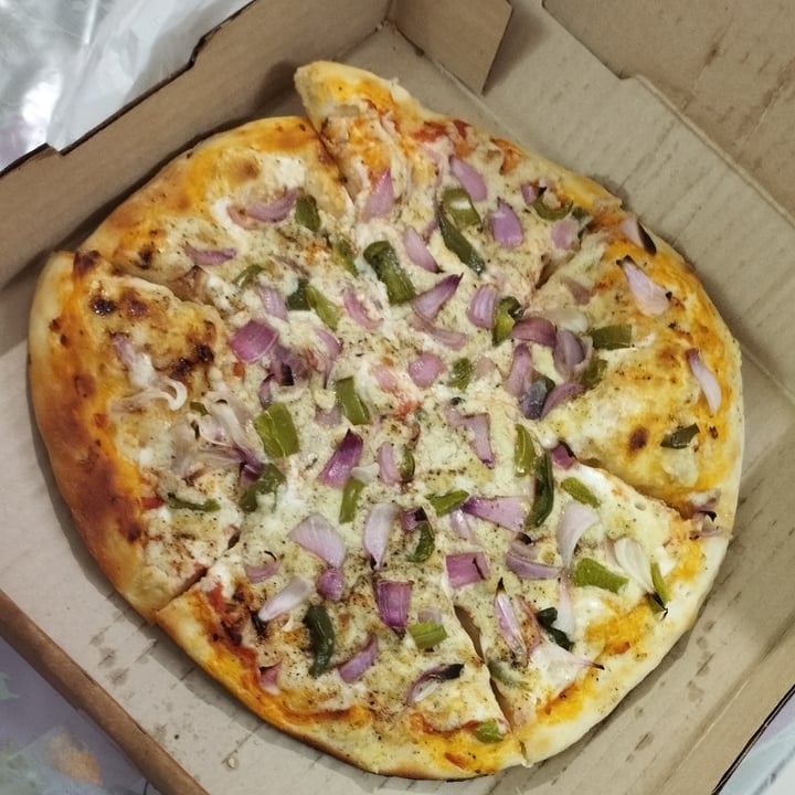 photo of Veg Vegan Live Pizza Cheese Margarita Pizza shared by @tanay-parekh on  29 Jan 2023 - review