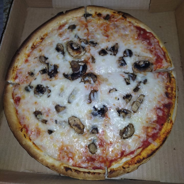 photo of The Green Table vegan pizza shared by @alyssaa on  22 Mar 2023 - review