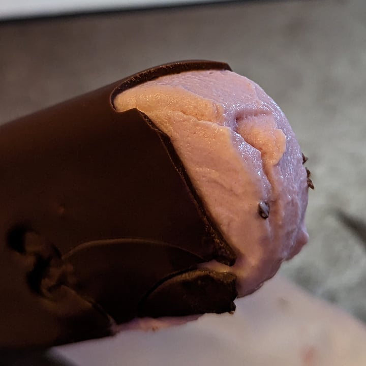 photo of Magnum Vegan Raspberry Swirl shared by @jondread on  08 Mar 2023 - review