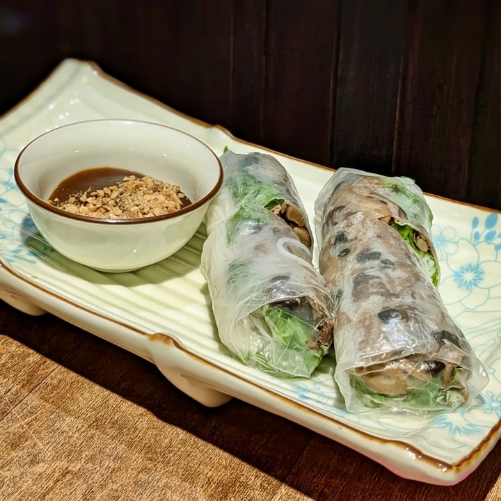 photo of Paper Rice Vietnamese Kitchen Fresh Spring Rolls With Mushroom And Tofu shared by @xinru-t on  01 Apr 2023 - review