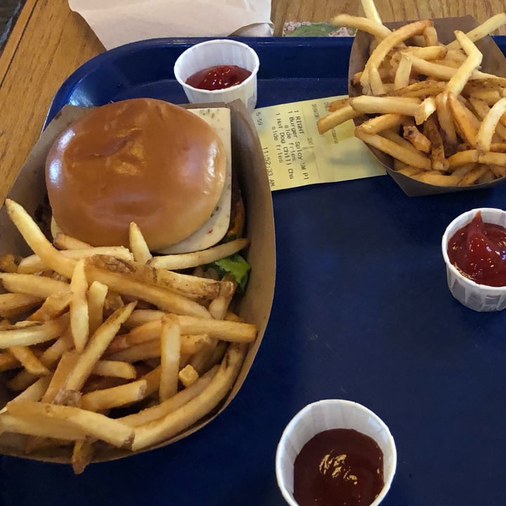 photo of Disney's Animal Kingdom Theme Park Impossible Spicy Southwestern Burger shared by @elsieram on  04 Jun 2023 - review