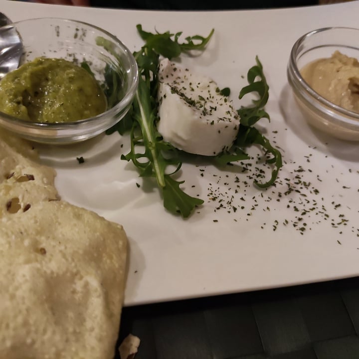 photo of Nirvana Ristorante Firenze Hummus accompagnato da chutney con stracchino veg e cialda indiana shared by @bisbarn on  01 May 2023 - review