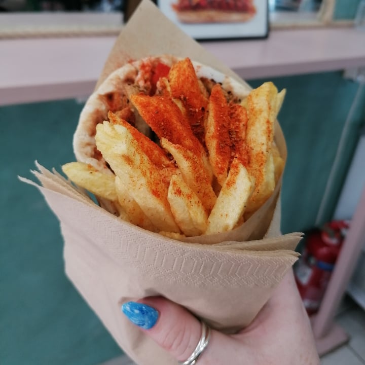 photo of Fast Vegan Food Pita Gyros Chicken Kebab shared by @robynellen on  29 Jul 2023 - review