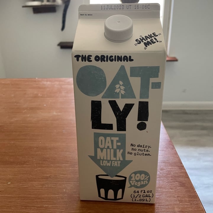 photo of Oatly oat milk low shared by @santo-vegano on  30 May 2023 - review