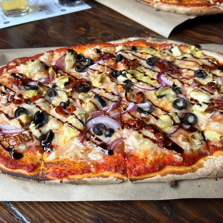 photo of Killarney Brewing Company Mediterranean Pizza (vegan) shared by @okashi625 on  11 Jun 2023 - review