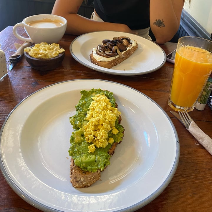 photo of Le Blé Avocado Toast Con Tofu Revuelto shared by @camm on  06 Feb 2023 - review