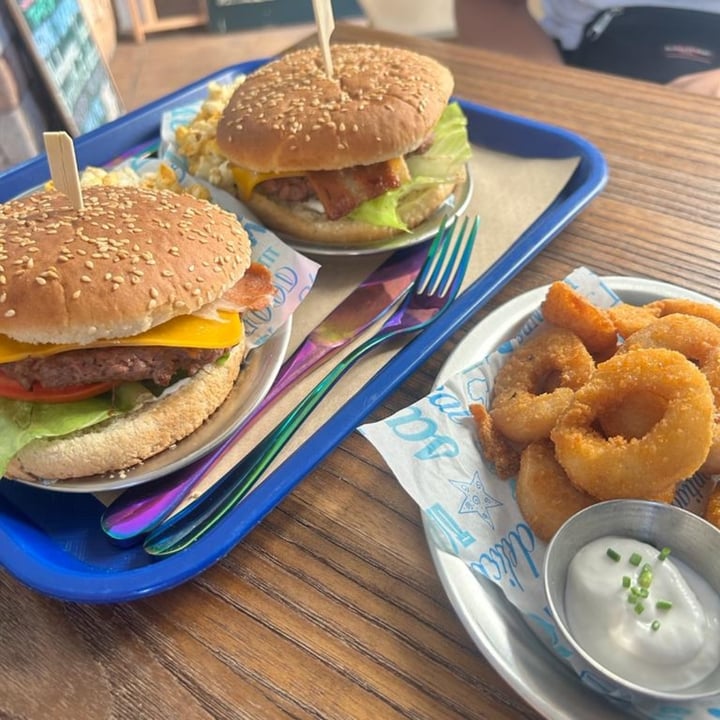photo of Cala Vegana Beyond Burger Con Keso Y Vacon shared by @elettarga on  08 Aug 2023 - review