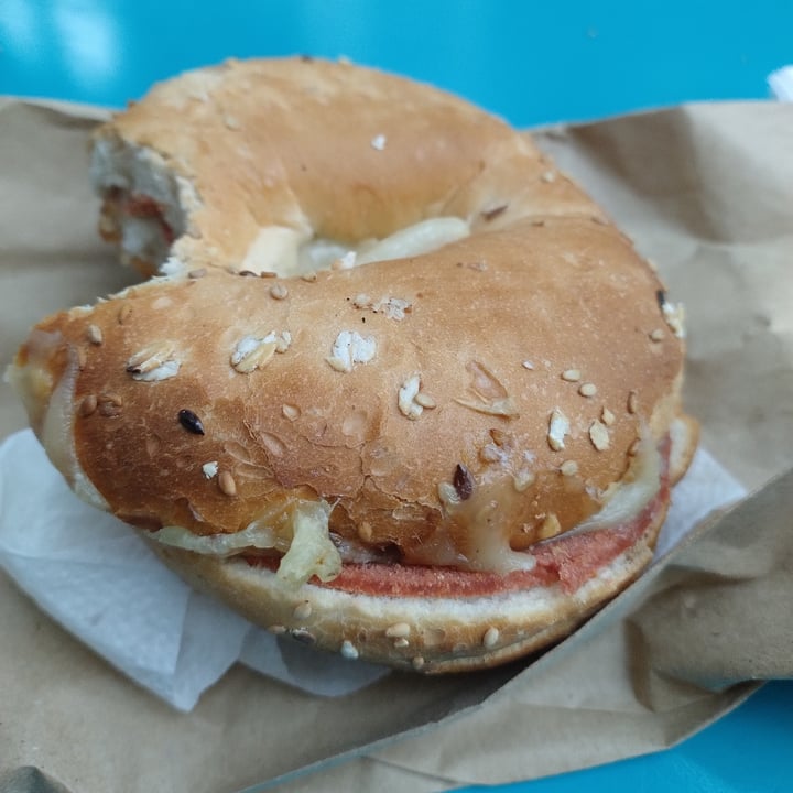 photo of Bioma plant based café Bagel de jamón y queso shared by @valerialaime on  04 Apr 2023 - review