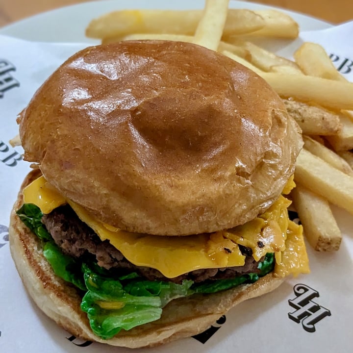 photo of Love Handle  Cheeseburger shared by @xinru-t on  07 Mar 2023 - review