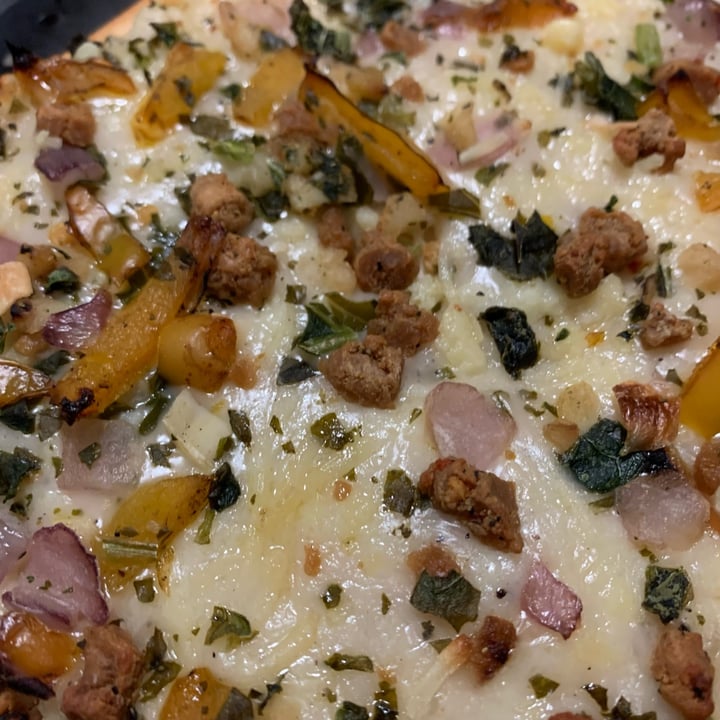 photo of Daiya Flatbread Meatless Italian Sausage Style Crumbles, Roasted Pepper & Kale shared by @nowmakeitvegan on  27 Feb 2023 - review