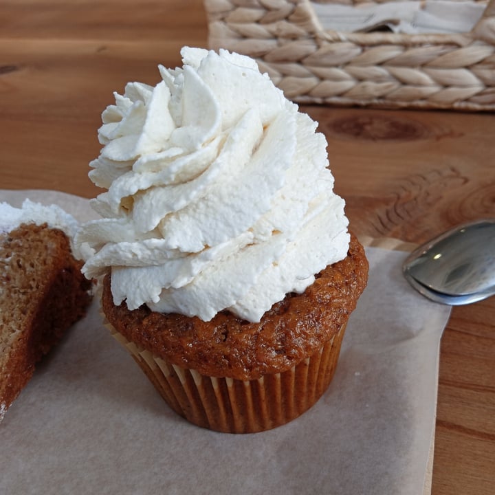 photo of La Vegana Sevilla. Obrador saludable De Dulce Y Salado Cupcake de zanahoria shared by @ornitorrincavegana on  12 Mar 2023 - review