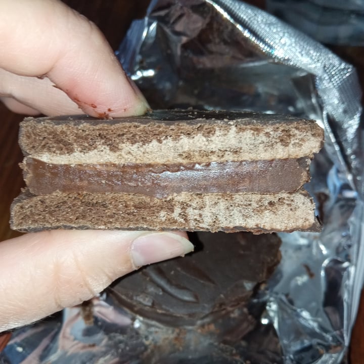 photo of dantelli Alfajor de chocolate relleno con pasta de Avellanas shared by @nazamartinez on  22 Dec 2022 - review