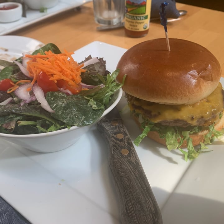 photo of Real Food Daily Classic American Burger shared by @roserose on  17 Apr 2023 - review