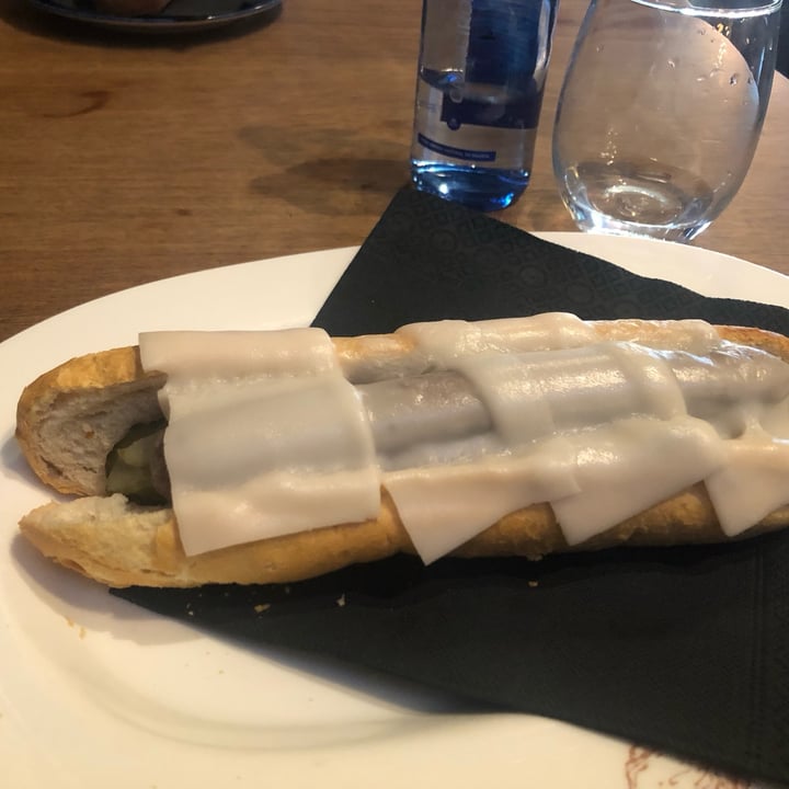 photo of Restaurante Café La Nou Veggie hotdog shared by @ginaduran on  29 Mar 2023 - review