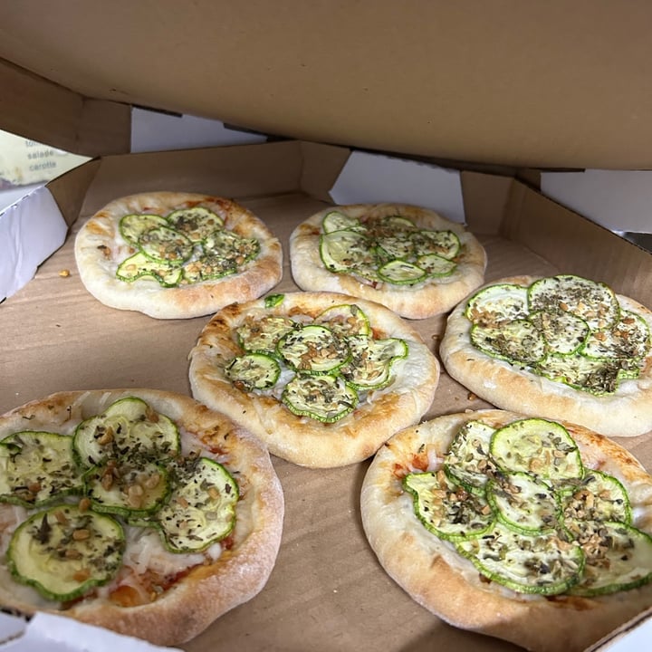photo of La Belle pizzas Mini Pizza Zucchini shared by @flaveg2022 on  31 Jul 2023 - review