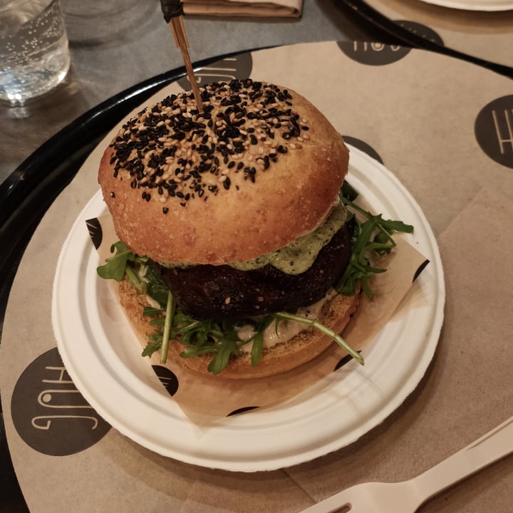 photo of HUG Burger #35 Pluto shared by @andydesa on  15 Apr 2023 - review