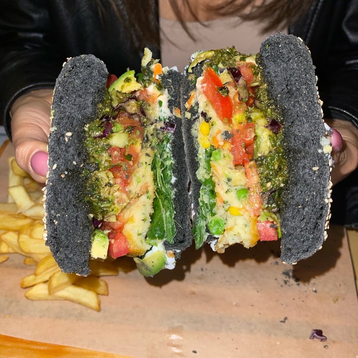 photo of Cuore Fresco Catania (Piazza Duomo) Veganbis Burger shared by @vegania-plantbased on  07 May 2023 - review