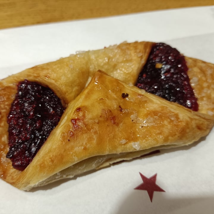 photo of Pret A Manger Very Berry Croissant shared by @daniela94 on  13 Feb 2023 - review