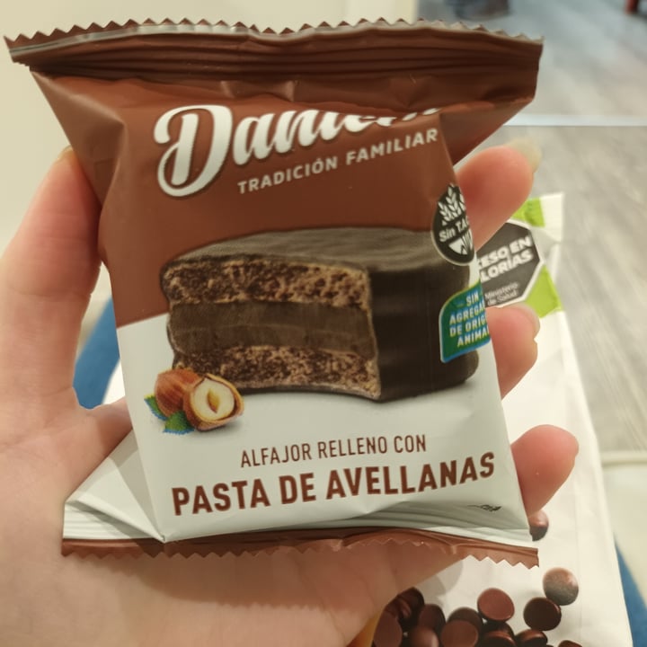 photo of dantelli Alfajor de chocolate relleno con pasta de Avellanas shared by @ayluk12 on  22 May 2023 - review