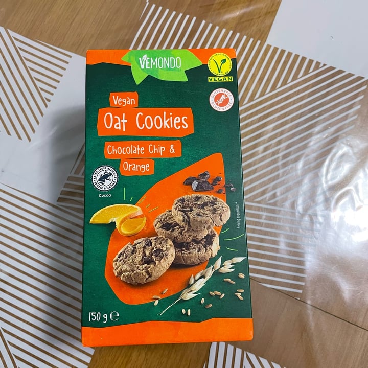 photo of Vemondo oat cookies chocolate chip & orange shared by @saracarenza on  15 May 2023 - review