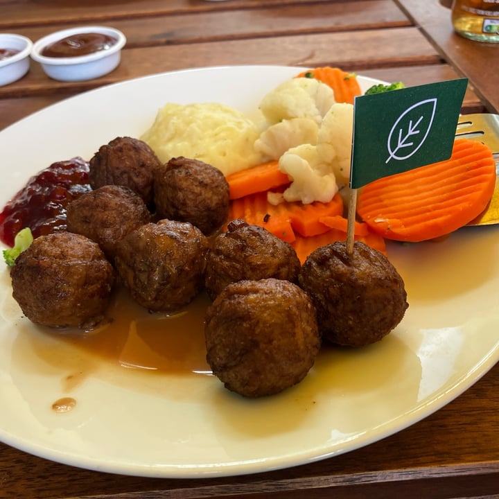 photo of IKEA Restaurant plant balls with mashed potato and mixed vegetables shared by @veganhubby on  28 Apr 2023 - review