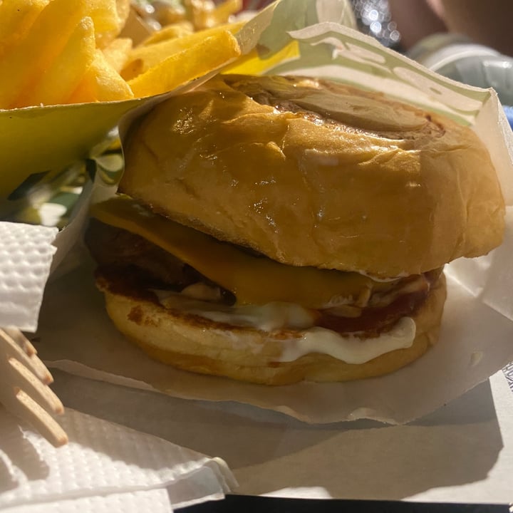 photo of JOY burgers Joy Cheeseburger shared by @rochuenriquez on  12 Feb 2023 - review