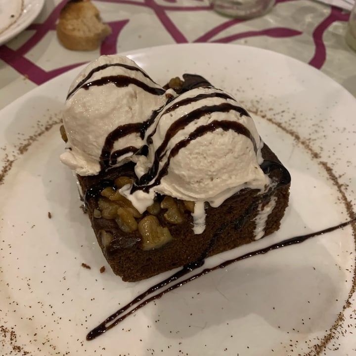 photo of Wara espacio saludable Brownie de algarroba con helado vegano shared by @claritavegana on  28 May 2023 - review