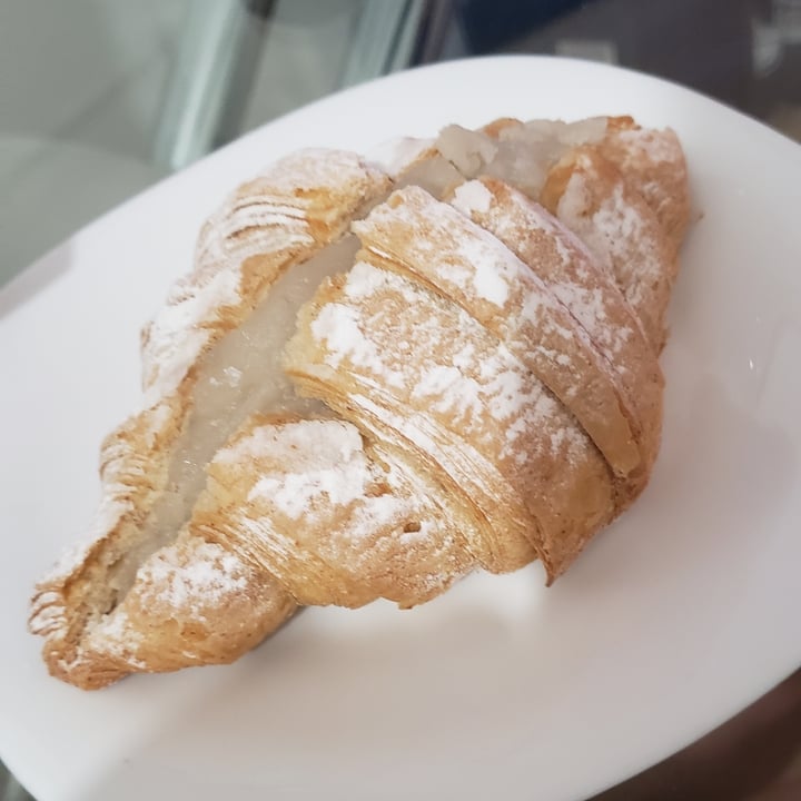 photo of Le Panem Croissant con pastelera vegana shared by @camox on  01 Feb 2023 - review