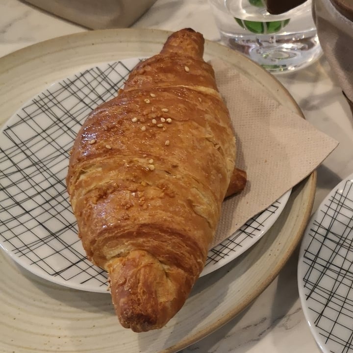 photo of Cactus Kitchen&Bar Croissant vegano papaya e mango shared by @miraculousveggybug on  25 Feb 2023 - review