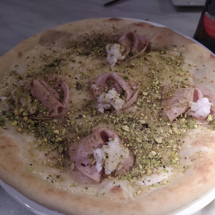 photo of Choose Ristorante Naturale Pizza de pistacho y mortadela shared by @angelesrocaz on  12 Mar 2023 - review
