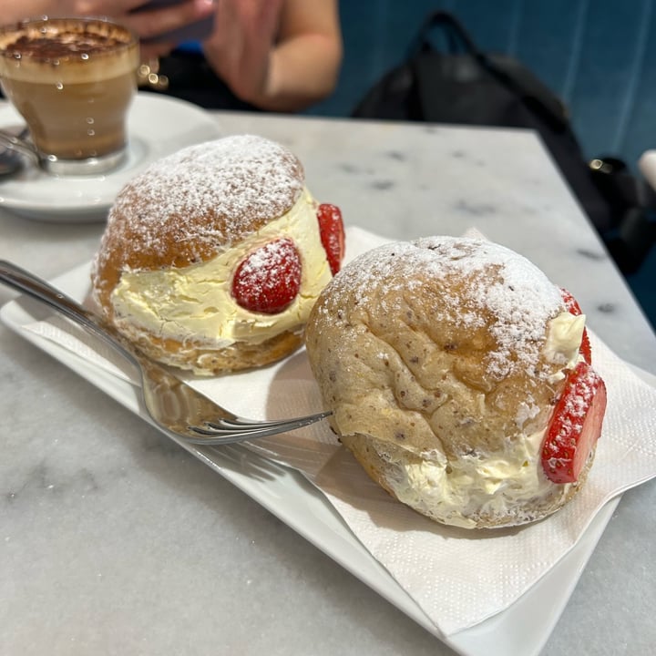photo of Pasticceria Nepà maritozzo con fragole shared by @emmearn on  23 Jun 2023 - review
