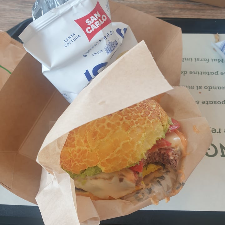 photo of Autogrill Adige West wow burger shared by @valentinadaferrara on  07 Jun 2023 - review