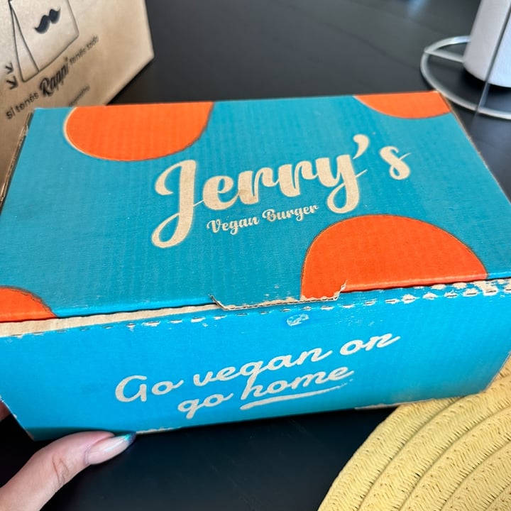 photo of Jerry's Vegan Burgers Doble Cuarto shared by @juliaarena on  17 Jan 2023 - review