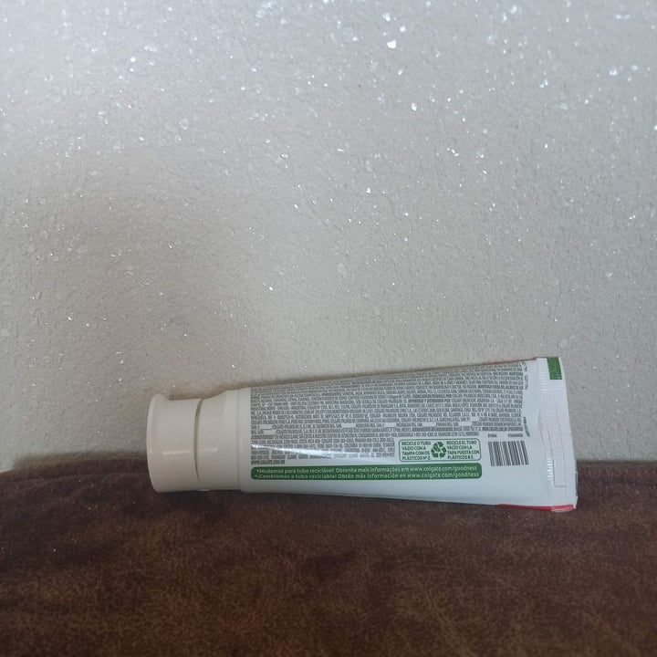 photo of Colgate Creme  dental shared by @laramylena on  13 May 2023 - review