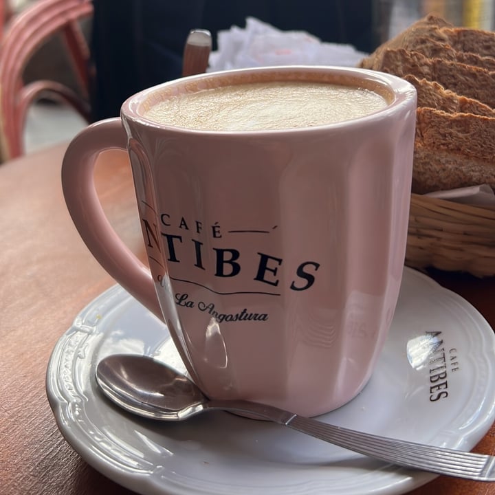 photo of Café Antibes Café Con Leche De Almendras shared by @josegalli on  17 Jan 2023 - review