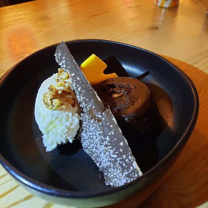 photo of Le Very'Table Semi-baked Chocolate Cake shared by @julieshantala on  03 May 2023 - review