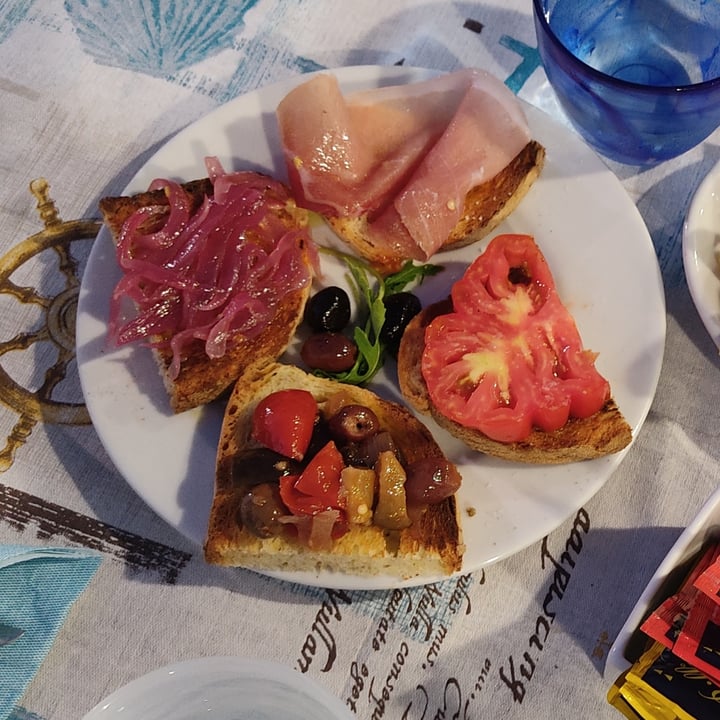 photo of Pizzeria Azzurra antipasto di bruschette miste shared by @erisdelarge on  03 Aug 2023 - review