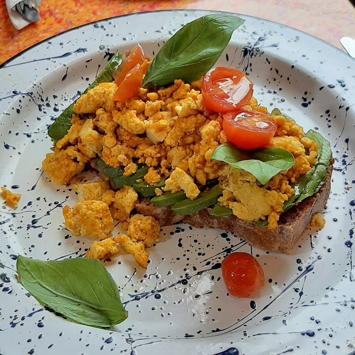 photo of Casa Munay Tostón de palta con tofu revuelto shared by @aguimoreno on  06 Feb 2023 - review