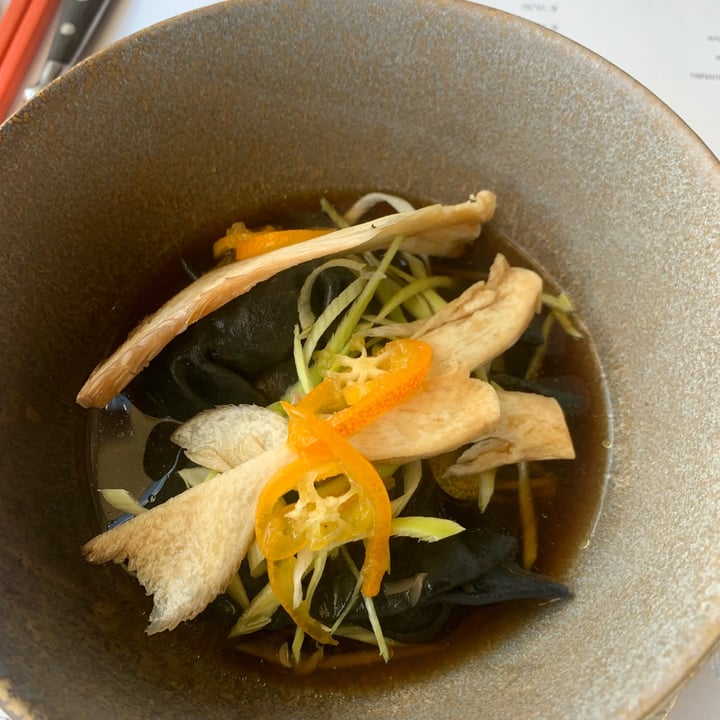 photo of Romeow Cat Bistrot Gyoza ripieni di funghi cardoncelli e champignon, nella loro consommè, kumquat e porro fresco shared by @guenda on  24 Jan 2023 - review