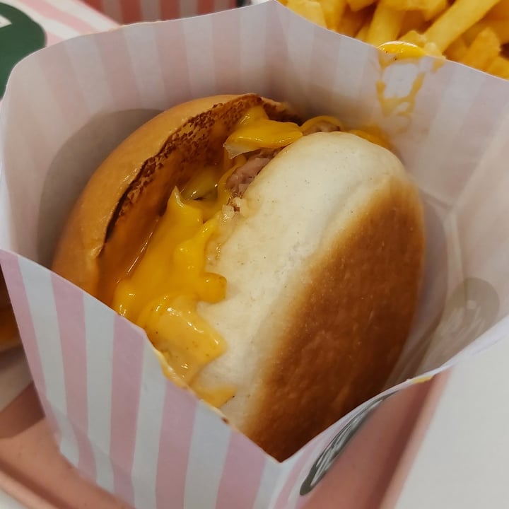 photo of Neat Burger Soho smash burger shared by @gemmaviva on  26 May 2023 - review