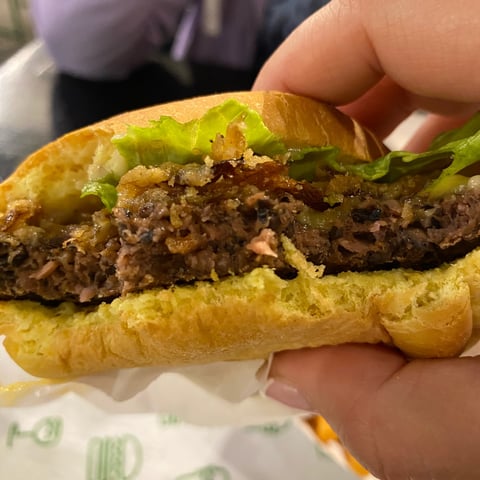 Shake Shack Stratford Crispy Shallot Burger Reviews | abillion