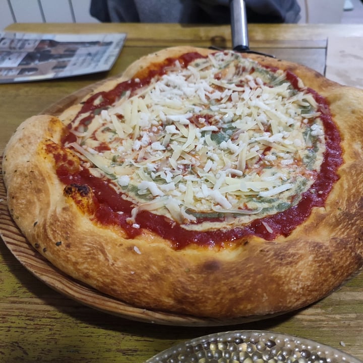 photo of Pura Vida Vegan Bar (Santa y Pura) Pizza 4 quesos shared by @amarantal on  25 Mar 2023 - review
