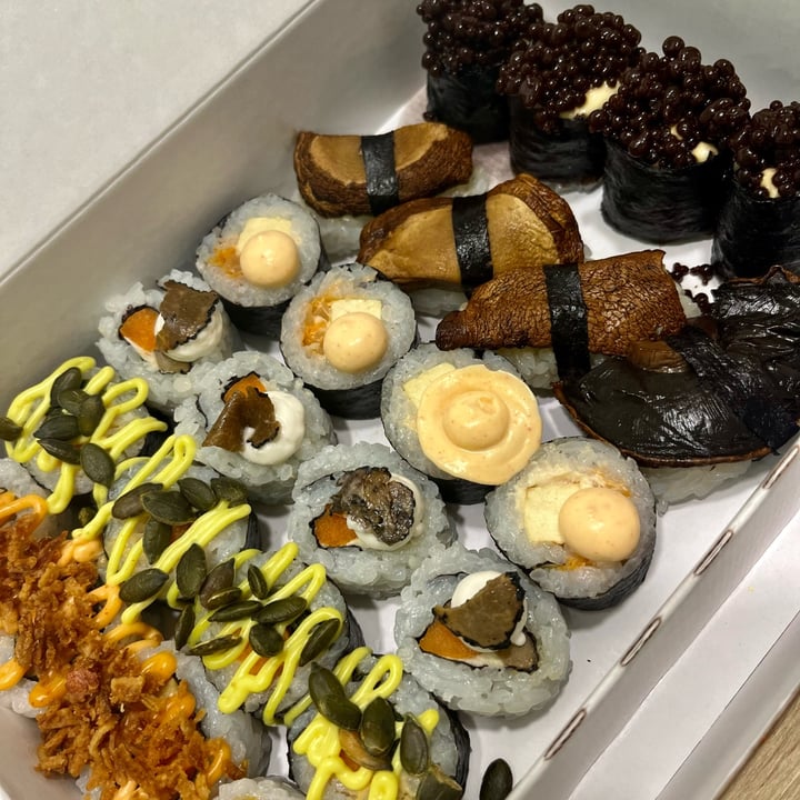 photo of EssenzaSushi Box Medium Tasty 16 pezzi shared by @junimilano on  15 May 2023 - review