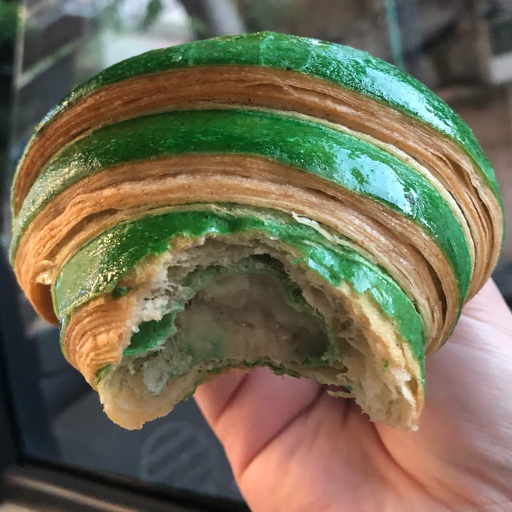 photo of Le Panem Croissant Bicolor Pistacho shared by @veganxlosanimales22 on  08 Feb 2023 - review